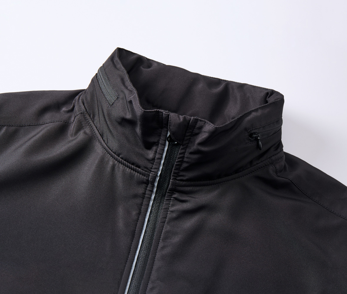 フードを使用しない際は襟に収納可能