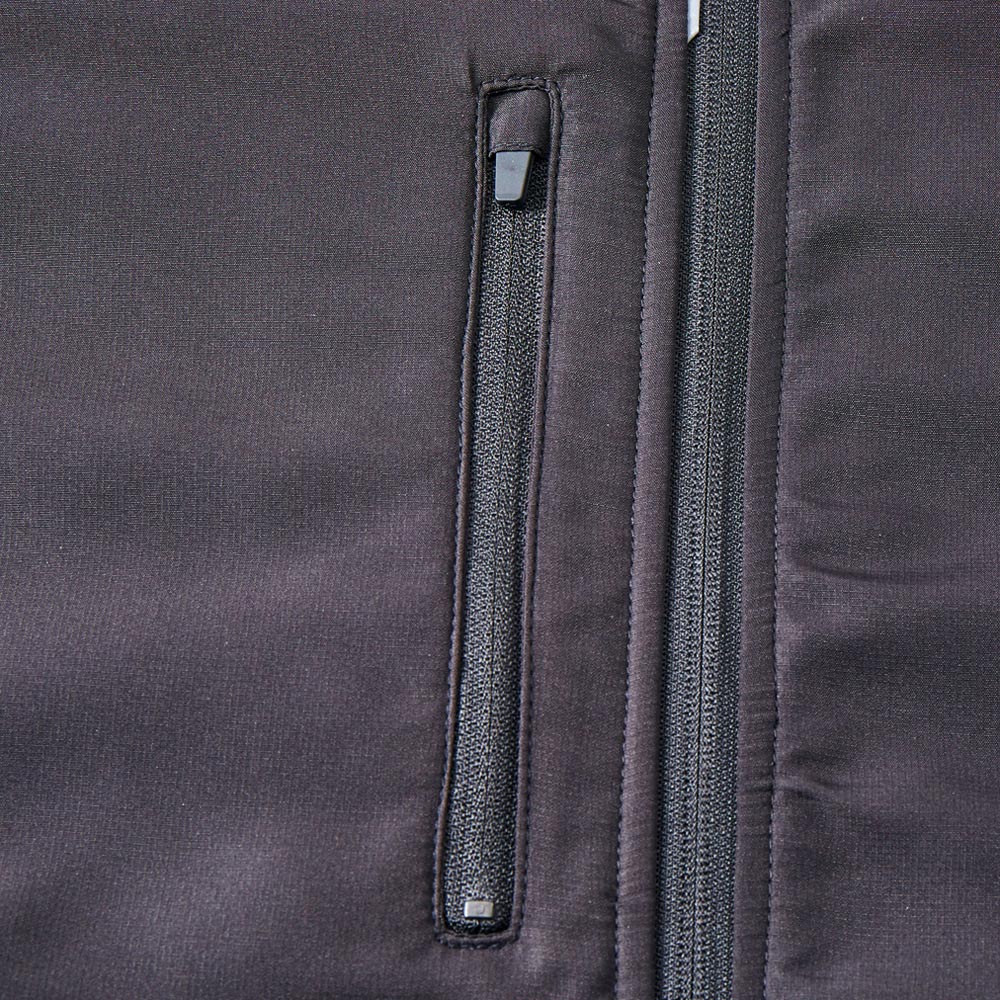 右胸にはファスナー付きポケット